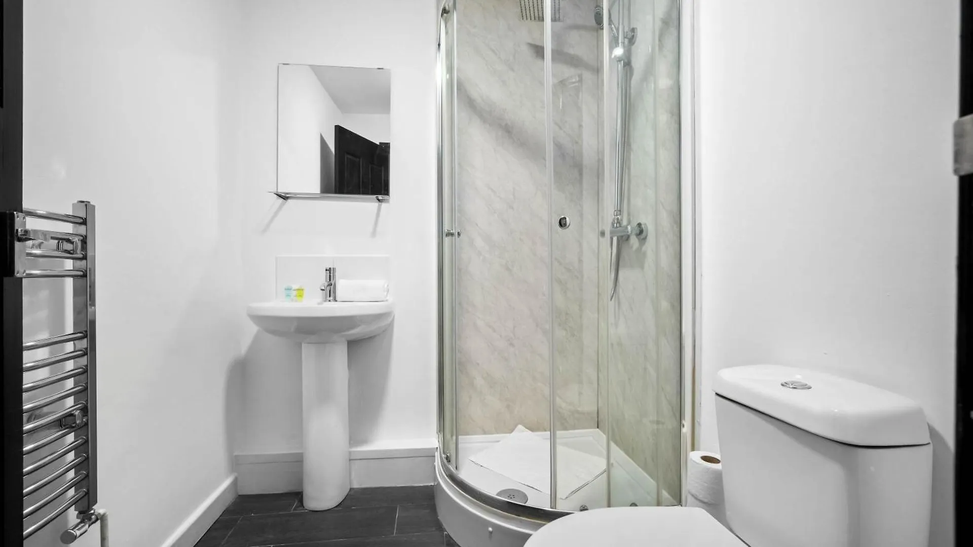 5 Bedrooms - 5 Bathrooms - Parking - Garden - 376 Birmingham 0*,  United Kingdom