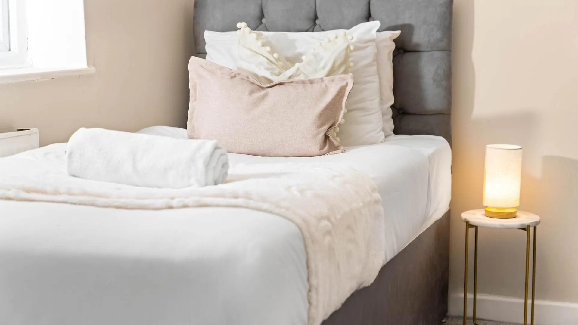 5 Bedrooms - 5 Bathrooms - Parking - Garden - 376 Birmingham 0*,  United Kingdom