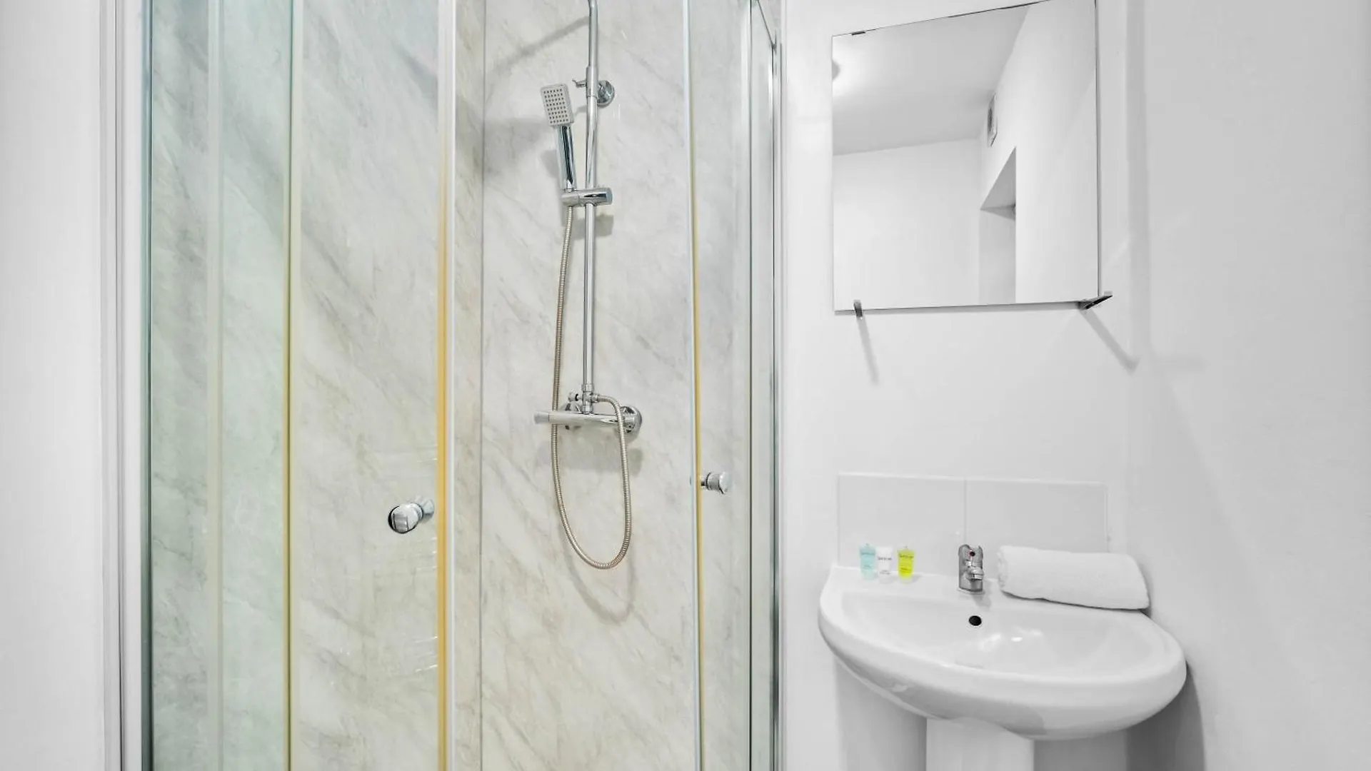 Holiday home 5 Bedrooms - 5 Bathrooms - Parking - Garden - 376 Birmingham United Kingdom