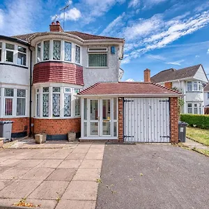  Holiday home Xclusive Living Spacious 3 Bedroom House,sleep 6, Free Wifi, Parking Close To Nec On Horrell Road